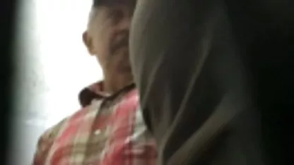 گربه وحشی-اچ و نشان كليپ سكسي خانوادگي می دهد