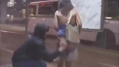 دختر انگشت بیدمشک او و دمار از روزگارمان درآورد بر روی نیمکت فصل کلیپ های سکسی خانوادگی 9