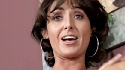 دختر Busty کلیپ سکسی خانوادگی در جوراب ساق بلند
