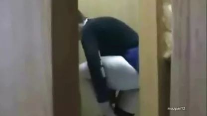 یک مرد با کیر بزرگ, پستان کوچک, دختر جوان سكسي خانوادگي داغ را به یک آزمون به